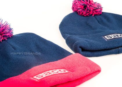 Cappelli con pompon sostenibili in RPET, produzione speciale personalizzata, liberamente progettabile